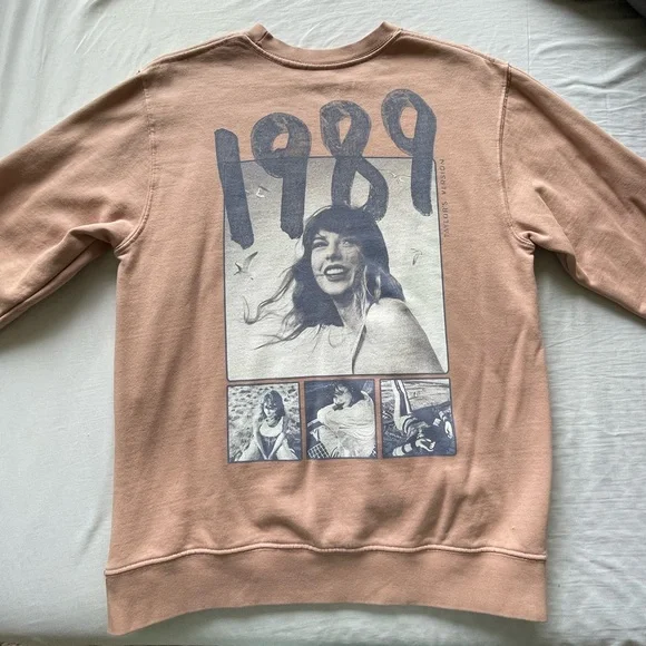 Taylor Swift crewneck 🤍 - Picture 2 of 3
